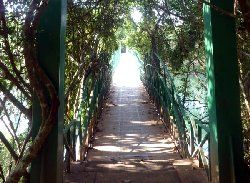 สพานข้ามแม่น้ำแควเล็กๆที่จะนำคุณไปที่กอล์ฟคอส