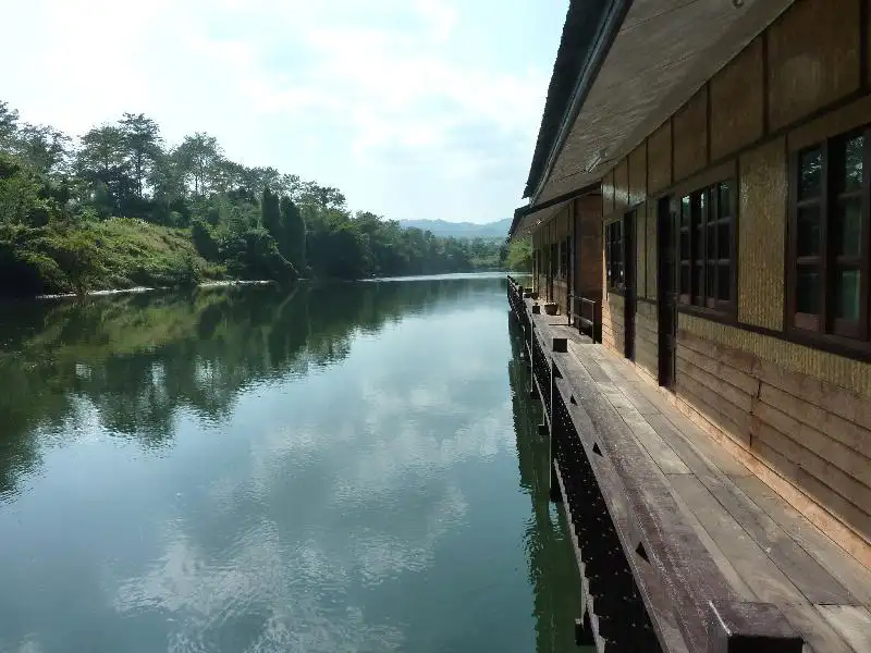 เรือนแพริมแม่น้ำแคว